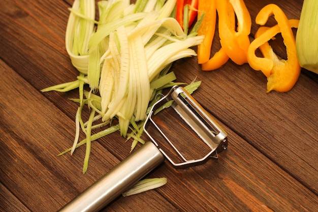 Gehacktes Gemüse Karotten Paprika Zucchini auf einem Gemüseschäler