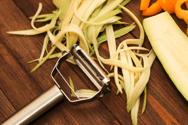 Gehacktes Gemüse Karotten Paprika Zucchini auf einem Gemüseschäler