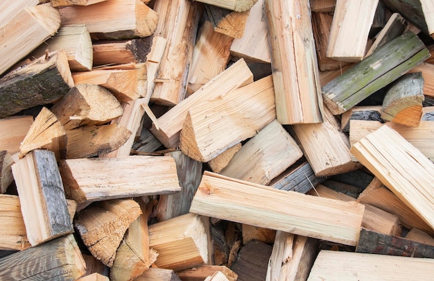 Gehacktes Holz zum Heizen eines Hauses oder in Reihen gestapelte Kaminbäder