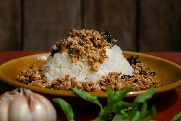 Gehacktes Schweinefleisch mit Basilikum auf Reis ist ein thailändisches Essen, das bei Thailändern beliebt ist, weil es köstlich und einfach zu essen ist