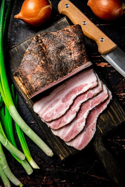 Gehacktes Schweinefleisch mit grüner Zwiebel