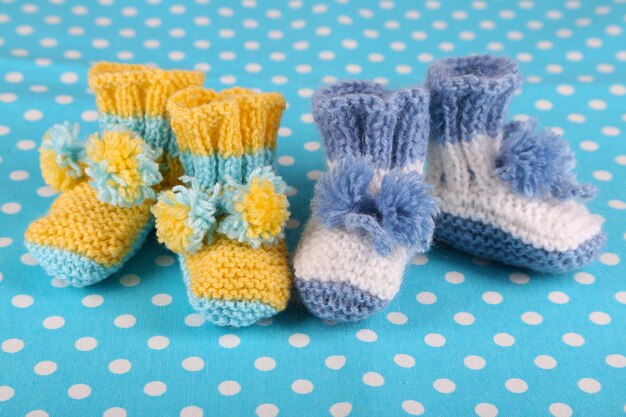 Gehäkelte Booties für Babys auf farbigem Hintergrund