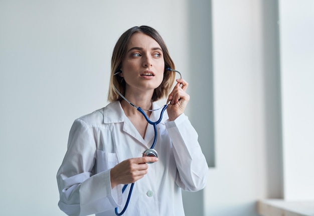 Gehäusebau Medizinkleid Frau Doktor Stethoskop Medizin Labor Innenfenster