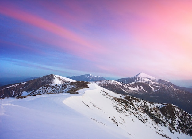 Geheimnisvolle Winterlandschaft majestätische Berge