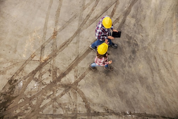 Gehen auf Beton mit schlammigem Pflegereifenabdruck