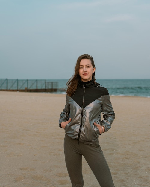 Gehen Sie im Frühling am Strand spazieren