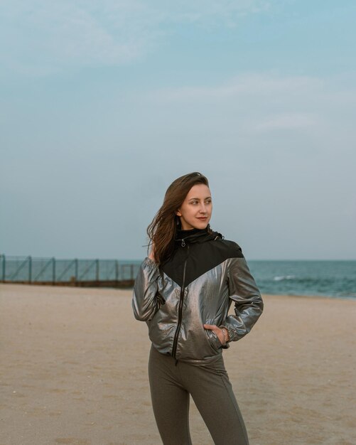 Gehen Sie im Frühling am Strand spazieren