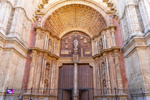 Gehen Sie in das Herz von Mallorca mit einer visuellen Reise um seine ikonische Kathedrale, die die spanische Kultur und architektonische Pracht feiert