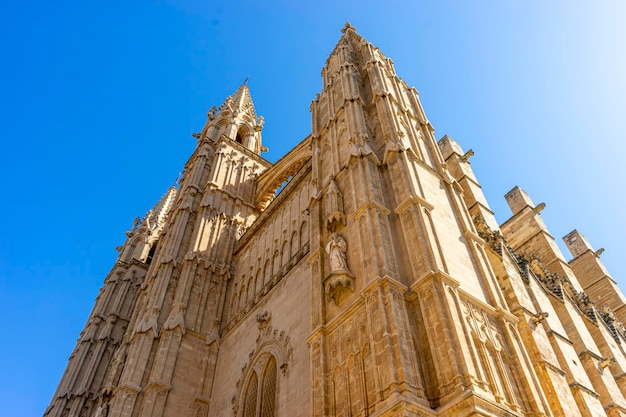 Gehen Sie in das Herz von Mallorca mit einer visuellen Reise um seine ikonische Kathedrale, die die spanische Kultur und architektonische Pracht feiert