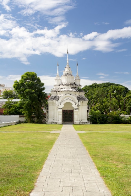 Gehen Sie Weg in Tempel Wat Suan Dok (Kloster) berühmten Ort des Touristen in Chiang Mai, Thailand.