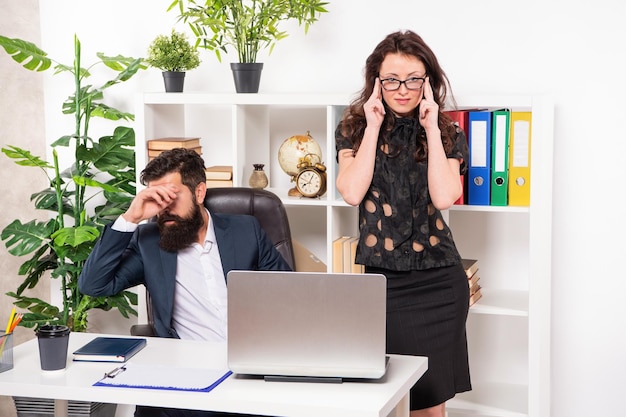 Gehen Sie zurück an die Arbeit Mann und Frau arbeiten im Büro Chef und Sekretärin am Arbeitsplatz Geschäftsmann und Geschäftsfrau, die an Projekt arbeiten Professionelles Paar