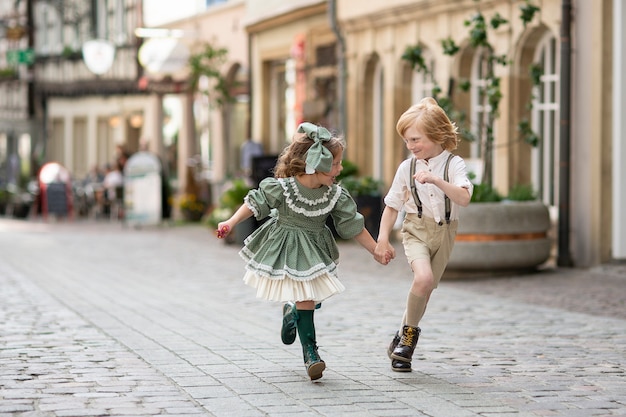 Gehende Kinder auf der Straße. Der Junge und das Mädchen in Bewegung