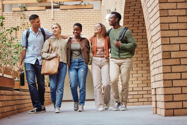 Gehende Männer, Frauen und Menschen auf Universitätsschulen oder Universitätscampus zu Bildung, Vielfalt, Lernen und Studienunterricht