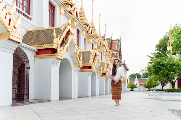 Gehende Meditation der jungen asiatischen Frau Sanctuary Ratchanatdaram Bangkok