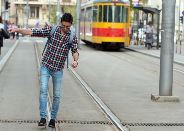 Gehende Tramschienen des jungen Mannes