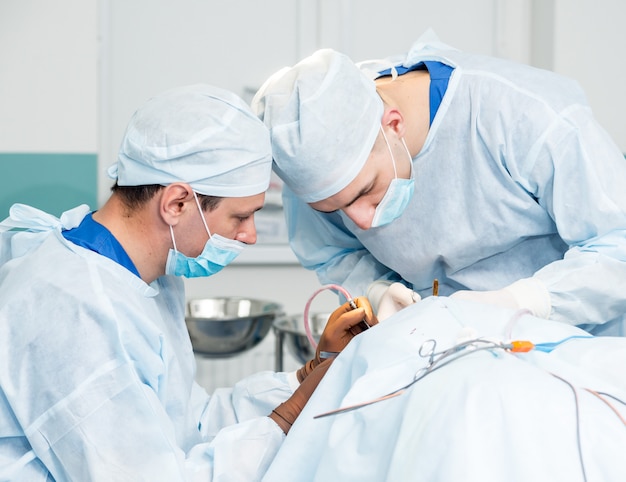 Gehirnoperation. Gruppe von Chirurgen im Operationssaal mit chirurgischen Geräten.