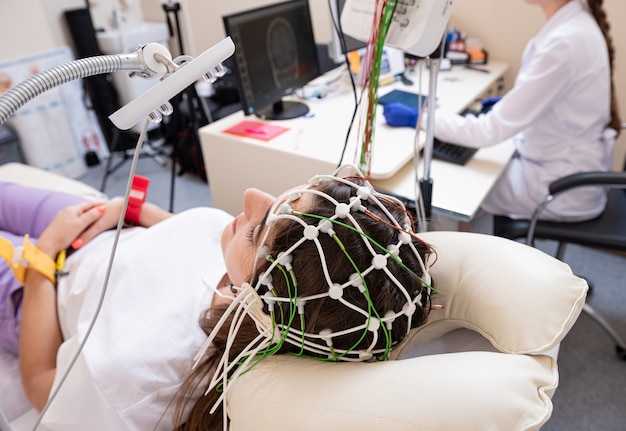 Gehirntests von Patienten mit Enzephalographie im medizinischen Zentrum