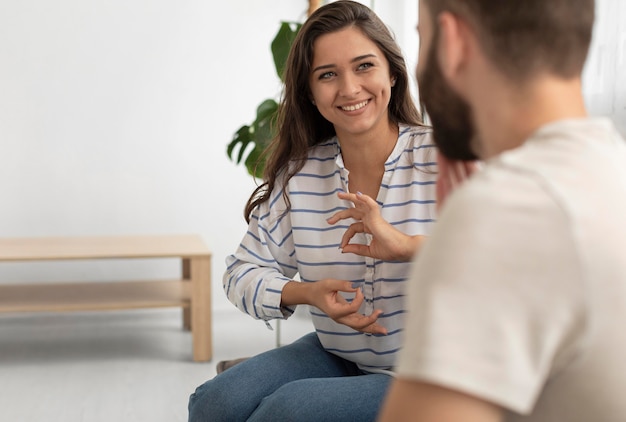 Foto gehörlose, die über gebärdensprache kommunizieren