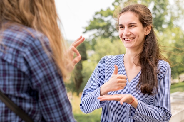 Foto gehörlose frau, die durch gebärdensprache kommuniziert