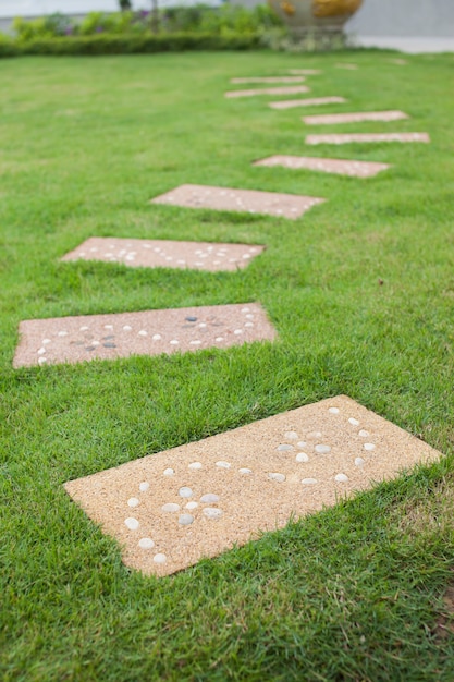 Gehstein auf Gras.