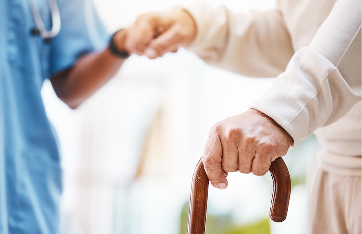Foto gehstock-krankenschwester und hände helfen patienten bei der unterstützung und therapie von behinderungen parkinson oder arthritis cane behinderter alter mann und physiotherapie in pflegeheimen für ältere menschen oder osteoporose