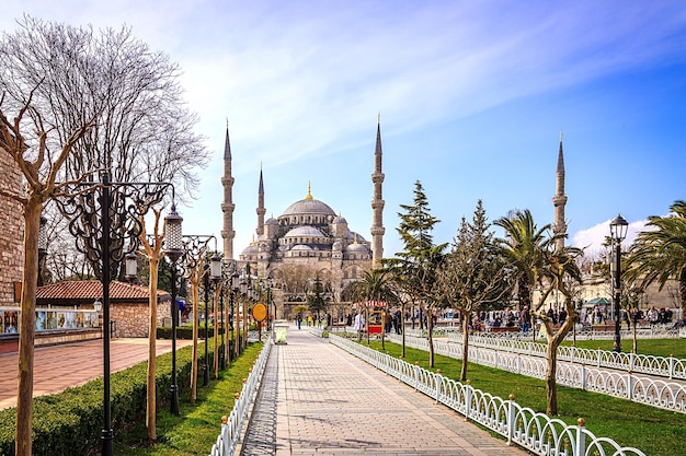 Gehweg, der in Richtung der blauen Moschee gegen den Himmel führt