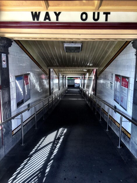 Foto gehweg im bahnhof der flinders street