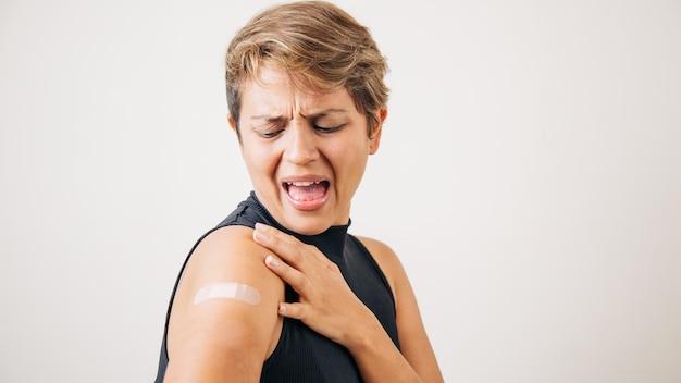 Foto geimpfte frau mit pflaster am arm