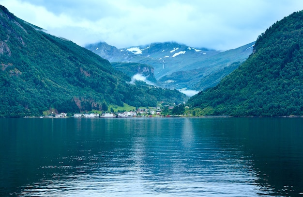 Geiranger Fjord Abend bewölkt Sommeransicht