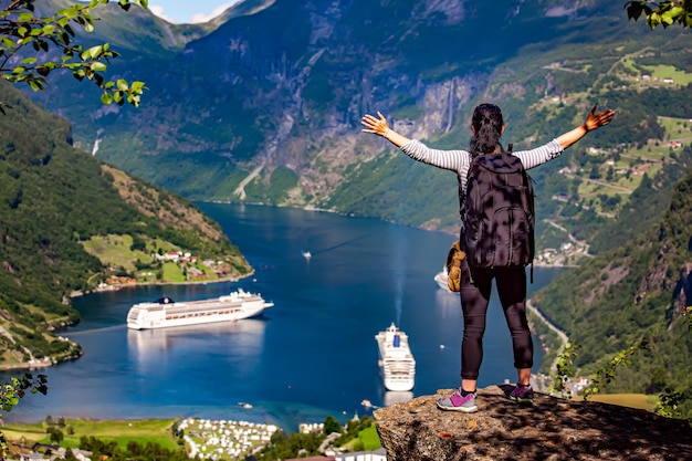 Geiranger Fjord Beautiful Nature Noruega, um Patrimônio Mundial da UNESCO. O fiorde é um dos locais turísticos mais visitados da Noruega.
