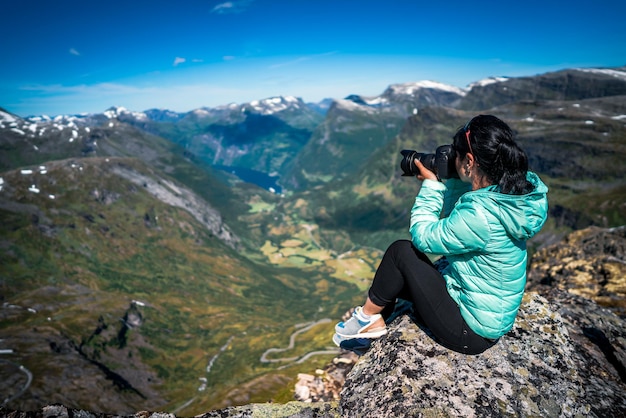 Geiranger Fjord Beautiful Nature Noruega, um Patrimônio Mundial da UNESCO. Turista de fotógrafo de natureza com fotos de câmera. O fiorde é um dos locais turísticos mais visitados da Noruega.