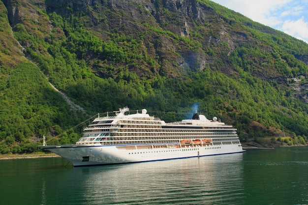 Geiranger Fjord, Fähre, Berge. Schönes Natur-Norwegen-Panorama