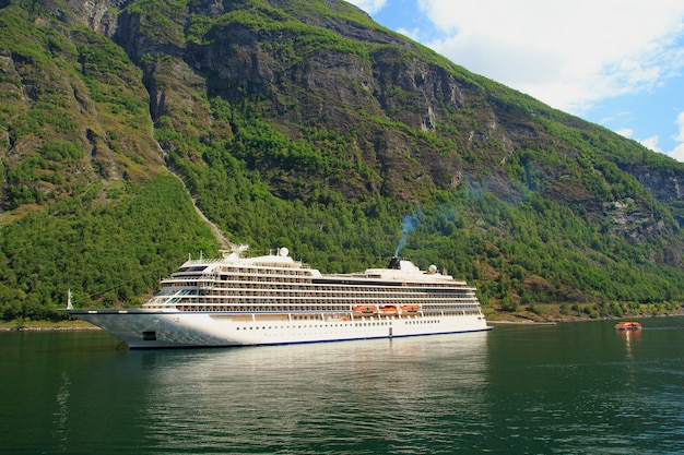 Geiranger Fjord, Fähre, Berge, schönes Natur-Norwegen-Panorama