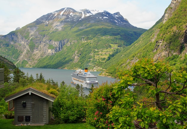 Foto geiranger fjord, fähre, berge, schönes natur-norwegen-panorama