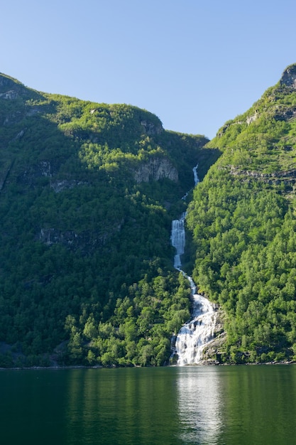 Geiranger Fjord na Noruega com cachoeiras descendo as altas montanhas