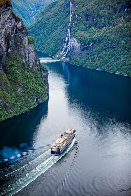 Geiranger-Fjord, schöne Natur Norwegen. Es ist ein 15 Kilometer langer Abzweig des Sunnylvsfjorden, der ein Abzweig des Storfjorden (Großer Fjord) ist.
