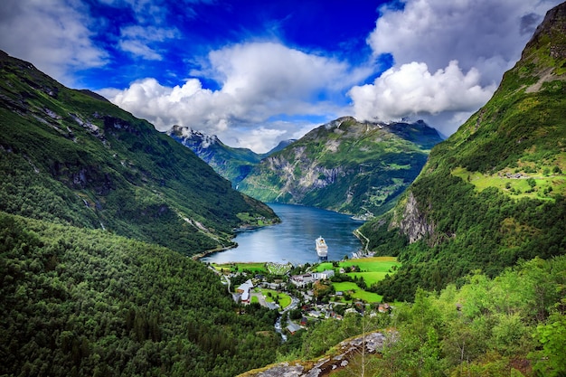 Geiranger-Fjord, schöne Natur Norwegen. Es ist ein 15 Kilometer langer Abzweig des Sunnylvsfjorden, der ein Abzweig des Storfjorden (Großer Fjord) ist.