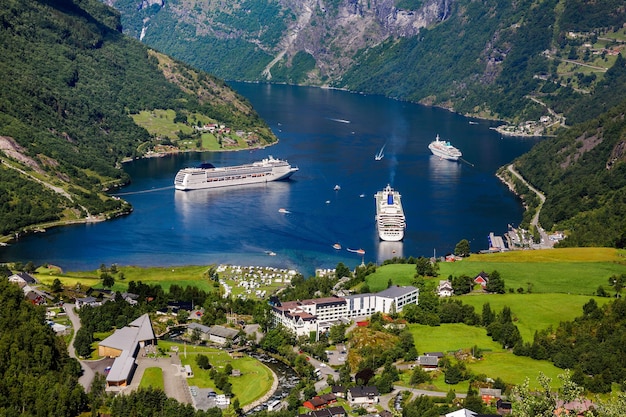 Geiranger-Fjord, schönes Natur-Norwegen-Panorama. Es ist ein 15 Kilometer langer Abzweig des Sunnylvsfjorden, der ein Abzweig des Storfjorden (Großer Fjord) ist.