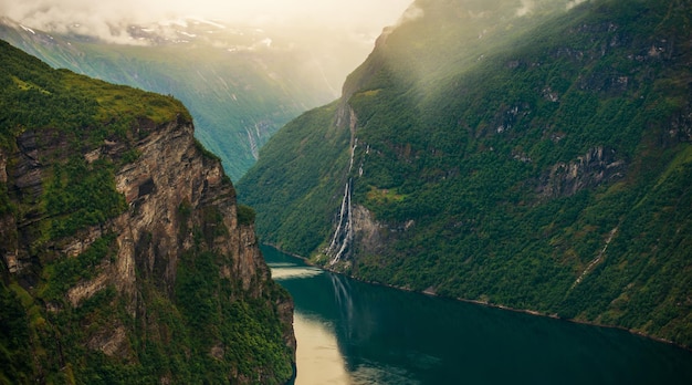 Foto geiranger fjord und steile klippen in norwegen