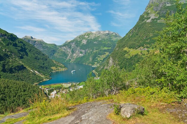 Geirangerfjord montaña verde con vistas al mar