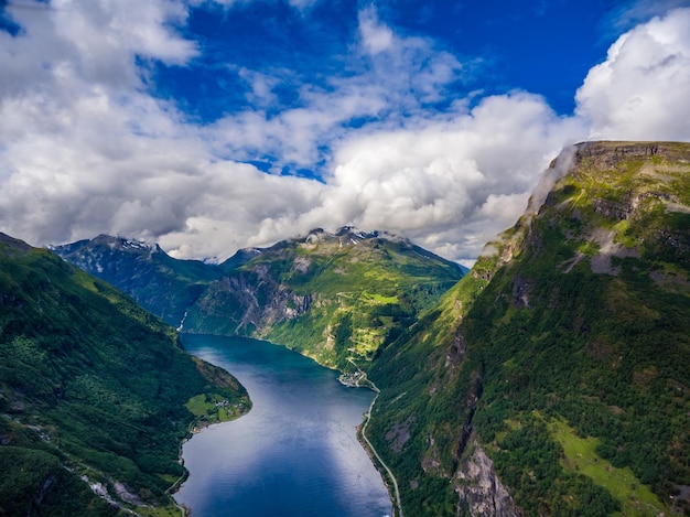 Geirangerfjord, schöne Natur Norwegen. Es ist ein 15 Kilometer langer Abzweig des Sunnylvsfjorden, der ein Abzweig der Storfjorden-Luftbildfotografie ist.
