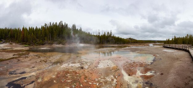 Géiser de aguas termales con agua colorida en el paisaje americano