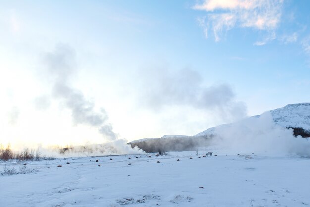 Un géiser en erupción en el Valle de los Géiseres. Magnífica Islandia en invierno.