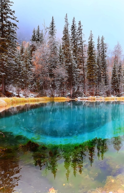géiser lago azul paisaje de invierno de altai, manantial termal del lago de montaña