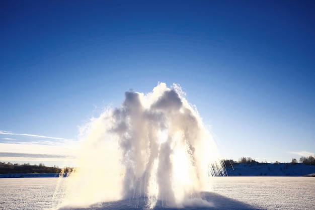 Géiser de nieve latiendo con gran fuerza