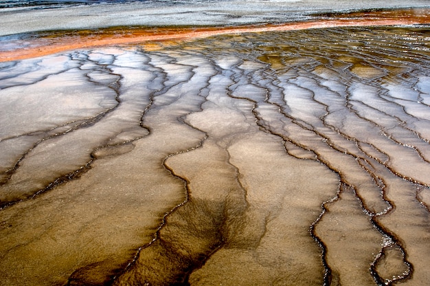 Géiser no Parque Nacional de Yellowstone. Incrivelmente belo gêiser (fonte termal) no Parque Nacional de Yellowstone. Cores incríveis. Maravilha do mundo. Wyoming EUA