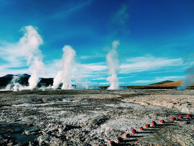 Foto los géiseres emiten humo contra el cielo azul