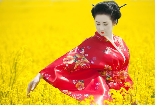 Geisha en el campo amarillo