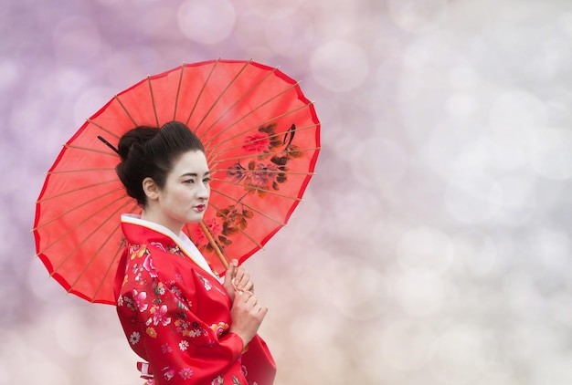 Geisha con sombrilla roja