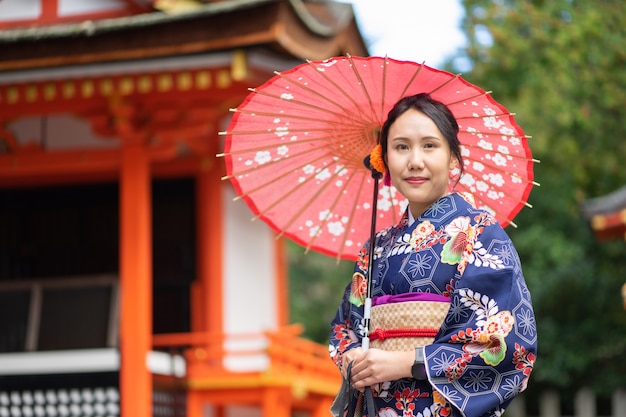 Geisha trägt japanischen Kimono in den Straßen von Kyoto